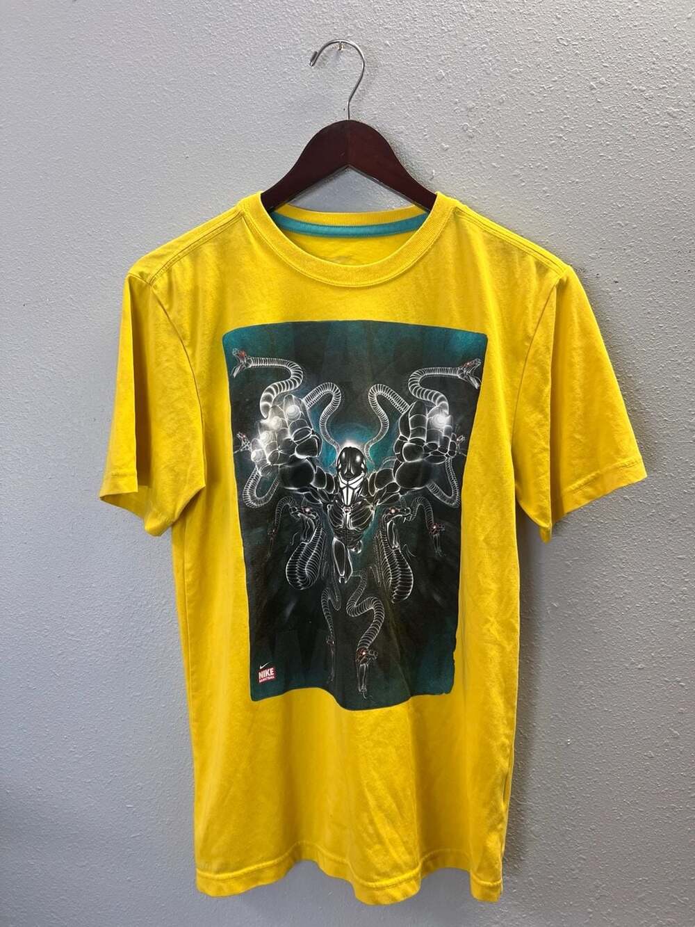 Nike Kobe Bryant Black Mamba Snake Mech Graphic T Shirt Yellow Mens Medium 0538